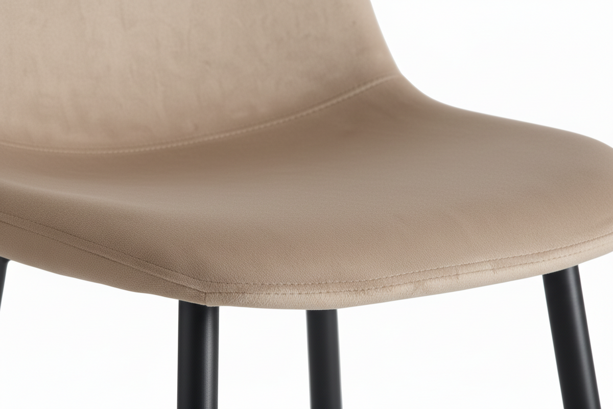 Lot de 4 chaises scandinaves velours taupe pieds métal noir 43,5x40x87cm