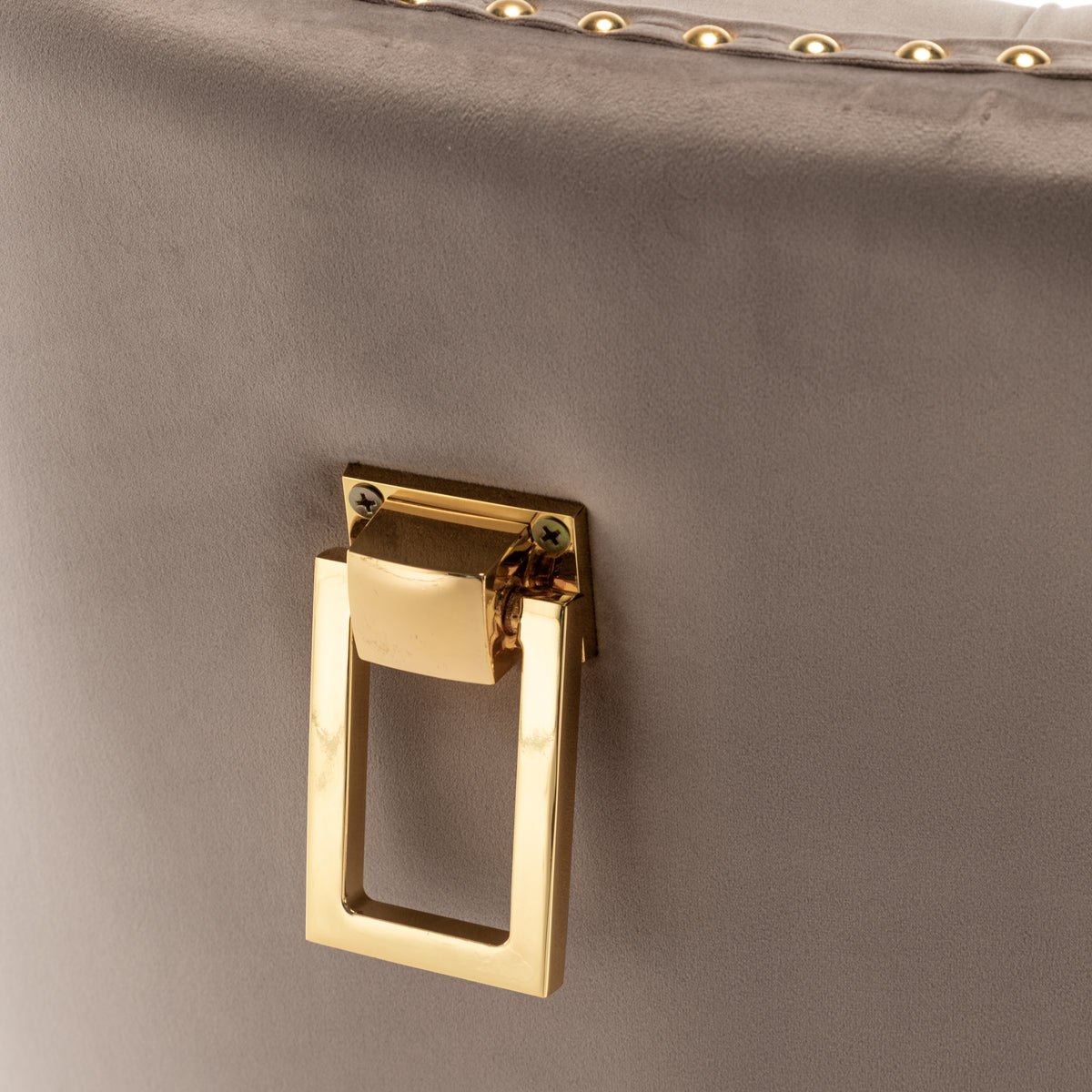 Lot de 2 chaises POIGNEE Clouté en velours pied Gold #couleur_moka