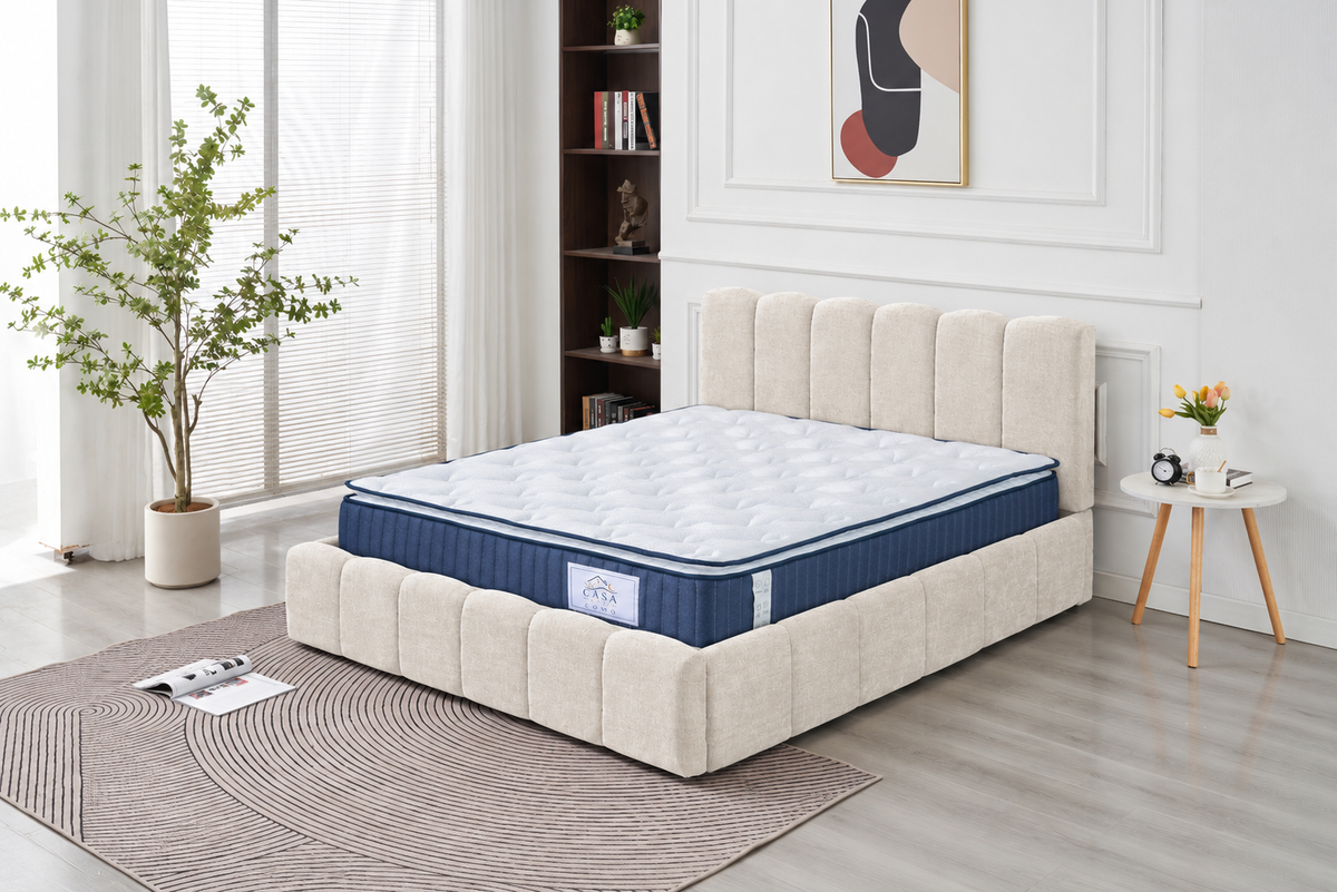 Matelas 160 × 200 cm blanc/bleu — Photo en situation — lit et accessoires non inclus